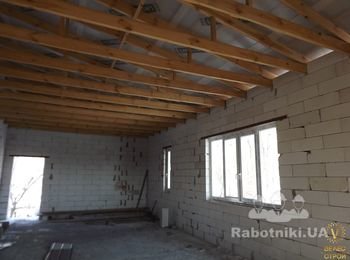 кладка стен из газобетонных блоков и деревянная стропильная система в жилом доме