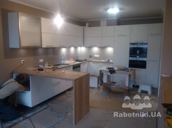 Процесс монтажа красивой и оригинальной кухни. Вся техника встроенная (холодильник, посудомойка, духовой шкаф, кофеварка). В кухне были использованы системы выдвижных ящиков фирмы Hettich. Подъемные механизмы фирмы blum.  Фасады от знаменитого производителя ДСП   Cleaf.  Дсп корпусов и столещница фирмы Egger.