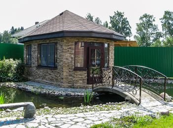 У водоёма
