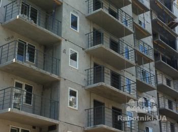 Успешно смонтирована первая партия металлических балконных ограждений.