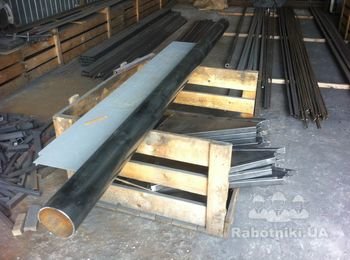 Элементы конструкции винтовой лестницы, перед полной сборкой.