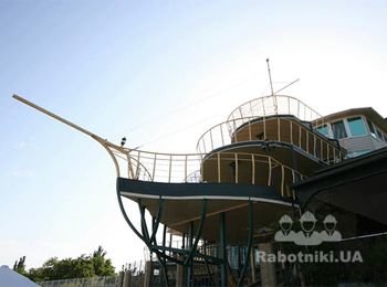Металлоконструкция, в форме 3-х палубного корабля. Мачта конструкции - самый высокий пик побережья. 
Белосарайская коса, Вилла "Монте Кристо"