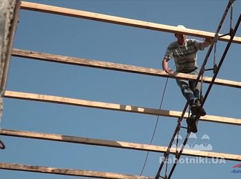 Бригада "Новая кровля" делает монтаж кровли из Профнастила который используется при строительстве стен и кровли цехов, складов, торговых павильонов, ангаров, коттеджей.
Профилированный лист для крыши и стен может применяться как для обновления покрытий старых зданий, так и для строительства новых сооружений