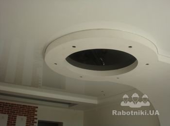 Натяжной потолок в гостинной