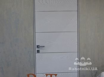 Двери скрытые без налиников,  шпон ясень с молдингами.