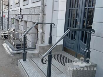 Ограждение при входе Киев ул. Антоновича 26