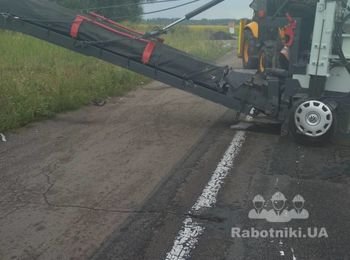 Срез верхнего слоя асфальта фрезой Wirtgen w 500