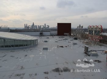 Уборка щебня с кровли, спуск с последующим вывозом 420т.
Демонтаж геотекстиля, кровельного покрытия, утеплителя (с последующим монтажем)
Устройство мягкой кровли с использованием ПВХ мембраны «Fatrafol» т.1,5мм Изготовитель «Fatra.s.» Чешская республика. 15540кв.м. из нихзоны повышенной сложности 1520кв.м.
Капитальный ремонт молниезащиты 15540кв.м.