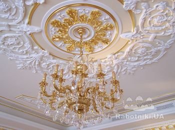 Ручная лепнина на потолке