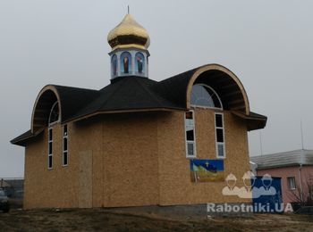 Остекленение церкви в с. Хотов. Арочные склопакеты с белыми шпросами в виде солнца - очень символично.