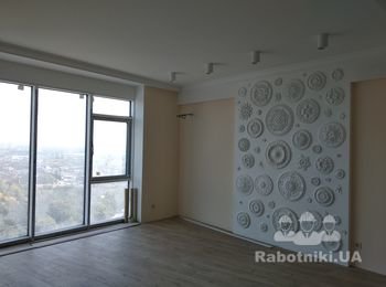 Стена с декоративнми елементами