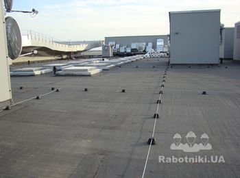 Монтаж мягкой кровли стяжка с разуклонкой, паробарьер, утеплитель, гидроизоляция в 3 слоя с броней, засыпка гравием по требованиям пожарной безопасности
