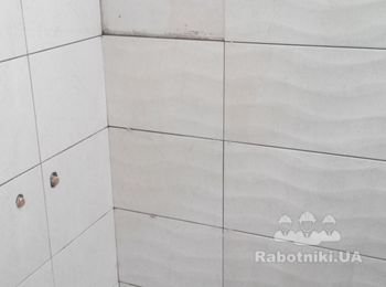Кладка плитки на стены.