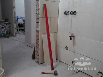 Кладка плитки на стену. Вырезаем отверстия под электрику и сантехнику.