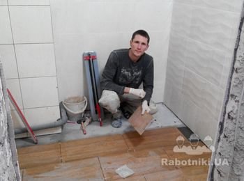 Кладем керамогранит на пол.