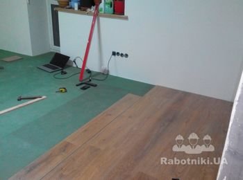 Укладка ламината в зале.