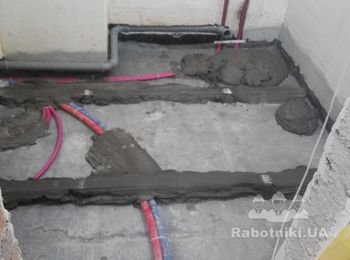 Сделана гидгоизоляция санузла в 3 слоя, проложены трубы, поставлены маяки.