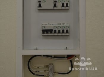 Доработанный щиток. Сделали нишу для разводки TV.