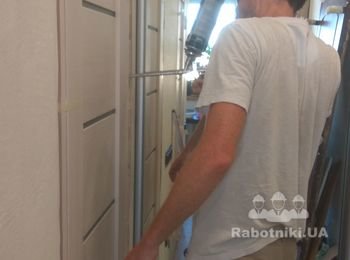 Ставим двери в ванную.