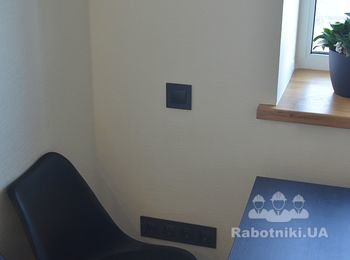 Розетки и выключатель света над обеденной зоной.