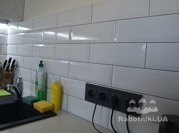 Розеток мало не бывает.