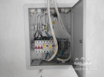 Старый щит от застройщика никуда не годится, разе что только временно для ремонта.