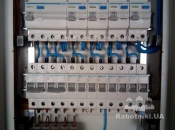 Собран и установлен новый щит. Только необходимое, без излишеств. На качестве компонентов не экономили.