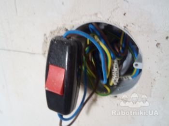 В местах всех выключателей смонтированы временные, для удобства использования во время ремонта, вплоть до чистовой установки электрофурнитуры.