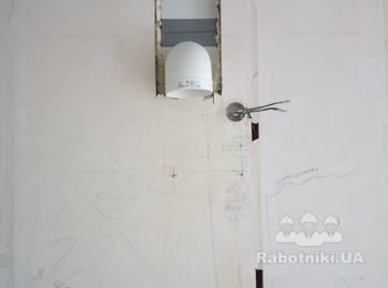 Установка встроенного в стену вентиляционного канала. (никаких гофр по верху шкафчиков).