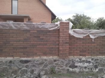 Кладка камня, и облицовочного кирпича, к сожалению фото готового забора не сохранилось.