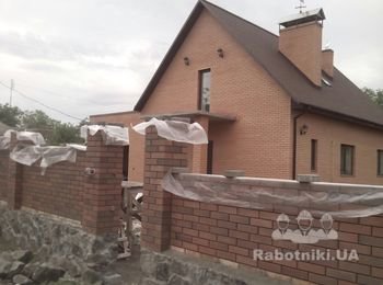 Кладка камня, и облицовочного кирпича, к сожалению фото готового забора не сохранилось.