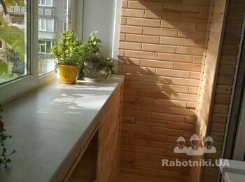 Отделка балкона липовой вагонкой