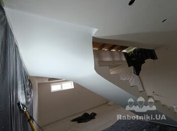 Вид лестницы после отделочно-покрасочных работ