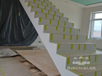 Вид лестницы после отделочно-покрасочных работ