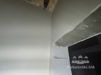 Этап поклейки холстов,позволил убрать неровности оставшиеся после шлифовки штукатурки и шпаклевки