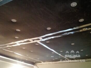 Шумоизоляция потолка с проклейкой швов изолоном трехслойным