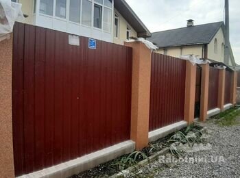 Нанесение гранитной крошки на столбы