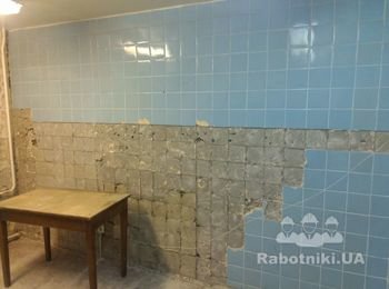 демонтаж плитки, но пришлось оставить работу.