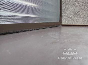 Москитная сетка. Если вам мешает ролет это не страшно. Типичный пример того как можно обойти этот момент.