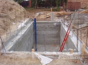 МОНОЛИТНЫЙ фундамент очень надежен и наиболее часто используется при строительстве домов. Под фундамент на глубину промерзания роются траншеи, выполняется подсыпка с уплотнением основания из песка и щебня, устанавливается опалубка, вяжется арматурный каркас, заливается бетон.