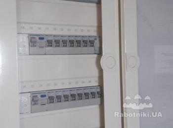 Щит HAGER с прозрачной дверцей.