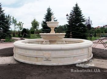 Фонтан перед входом в будинок