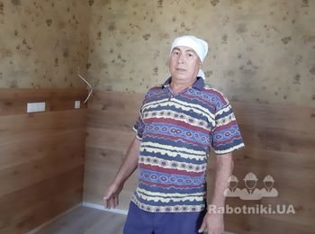 Укладка паркетной доски на пол и стены в замке. Стоянка.