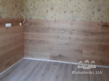 Укладка паркетной доски на пол и стены в замке. Стоянка.