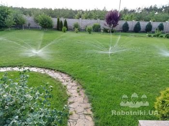 Этот проект выполнен в 2012-м году... На фото благоустроенный участок и работающий полив... Весь спец строй в этом проекте, а он (проект)очень интересный, так вот весь спец строй (отопление, водопровод, канализация, скважины, полив и т.п.) нашего исполнения от проекта до эксплуатации и обслуживания.
