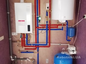 Маханькая котеленка с конденсационным котлом, бойлером косвенного нагрева на 300 литров. Отвод конденсата выполнен в установку КНС с дальнейшей нейтрализацией и сбросом в канализацию. Реконструкция ж.д. после "бюджетных мастеров" .