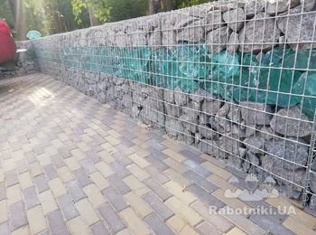 А это парковка с подсветкой в габионе ...Вот тот стеклянный камушек , такая прослоечка на фото ..., так вот вот тот камушек изнутри ночью подсвечивается, и освещает парковку, когда авт Заказчика подъезжает...