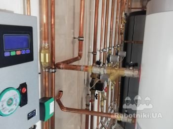 Это Контроллер солнечной системы нагрева бойлера ГВС и буферной емкости отопления... Обвязка котельной - медь. Домик 650 м кв. с бассейном...