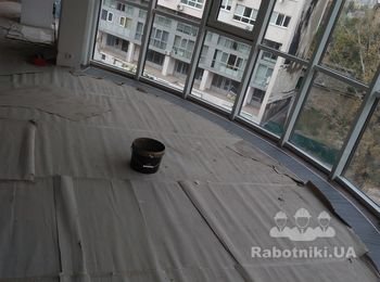 Монтируем радиусный отопительный прибор (внутрипольный конвектор). С этим конвектором была просто таки детективная (а может дефективная) история... Поставщик про...счелкал размеры и ... нам (за доп оплату конечно) предложил доработать по месту.... Мы конечно устранили дефекты, но... если заказываете радиусные приборы , то не давайте всех денег поставщику, пока прибор не смонтируют и не испытают.... Штука дорогая, а поставщик "экономит" на квалифицированной рабочей силе...