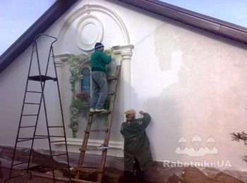 Отделка стены соседского гаража с использованием фрески и декоративных элементов.